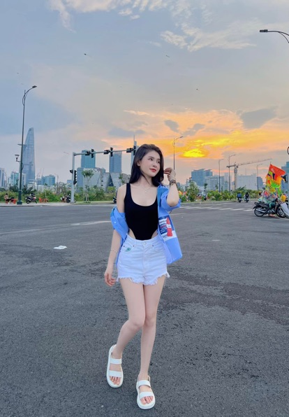 Lunie from Vietnam — online for a late night chat